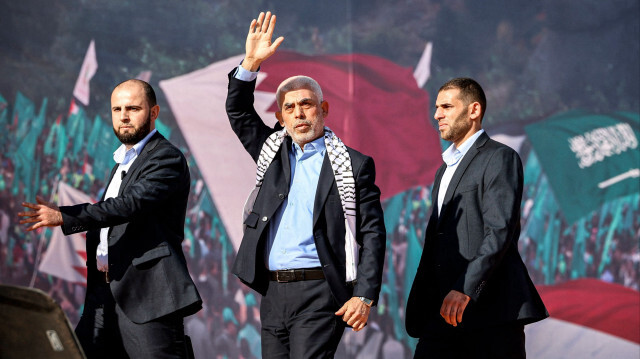 Yahya Sinwar, chef du Hamas dans la bande de Gaza, salue ses partisans lors d'un rassemblement célébrant le 35e anniversaire de la fondation du mouvement, à Gaza City, le 14 décembre 2022. 