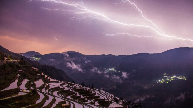 Un éclair traversant le ciel d'une province chinoise.