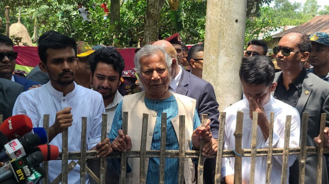 Muhammad Yunus, lauréat du prix Nobel et conseiller principal du nouveau gouvernement intérimaire du Bangladesh, visite la maison d'Abu Sayeed, tué par la police lors des manifestations contre les quotas, à Rangpur, le 10 août 2024.