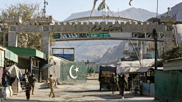 Le personnel de sécurité frontalière de l'Afghanistan et du Pakistan monte la garde au point zéro du poste frontière de Torkham situé à la frontière entre les deux pays dans la province de Nangarhar.
