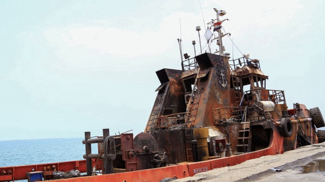 Un bateau endommagé amarré au port de la ville de Hodeida, contrôlée par les Houthis, au Yémen, le 28 juillet 2024. 