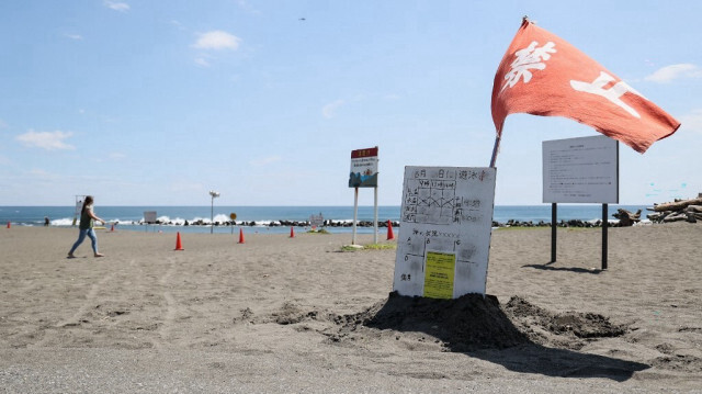 Un drapeau rouge flotte au vent au Shonan Bellmare Hiratsuka Beach Park à Hiratsuka, dans la préfecture de Kanagawa, au sud-ouest de Tokyo, le 10 août 2024. Les autorités déconseillent la baignade après que la ville a pris des mesures en réponse à l'alerte gouvernementale concernant un "tremblement de terre majeur".
