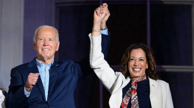 Le président américain Joe Biden et la vice-présidente américaine Kamala Harris se tiennent la main à Washington, le 4 juillet 2024.  