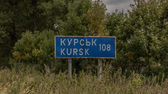 Panneau routier indiquant la distance jusqu'à la ville russe de Koursk, à côté du point de passage frontalier détruit avec la Russie, dans la région de Sumy, le 13 août 2024.