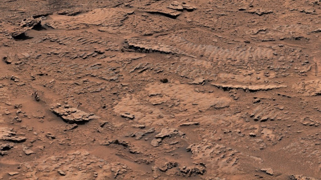 Cette image fournie par le rover Curiosity de la NASA, publiée le 8 février 2023, montre un gros plan des textures ondulées sur Mars, créées il y a des milliards d'années lorsque des vagues se sont écoulées sur un lac peu profond. 
