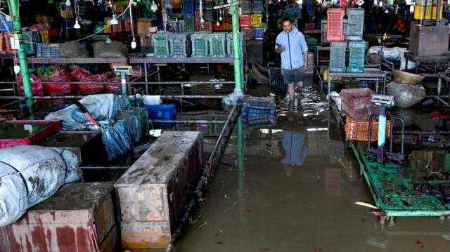 Un marché de légumes inondé après le débordement de la rivière Bagmati pendant les pluies de mousson à Katmandou, le 31 juillet 2024.