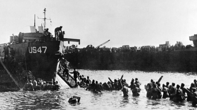 Cette photographie prise à Saint-Tropez, dans le sud-est de la France, en août 1944, montre les troupes alliées débarquant sur la côte provençale au cours de l'opération "Dragoon", saisissant l'occupant allemand et le forçant à battre en retraite.