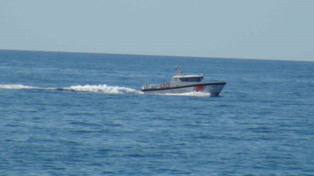 Kastamonu'da batan teknedeki kayıp üç kişiyi arama çalışmaları devam ediyor. 