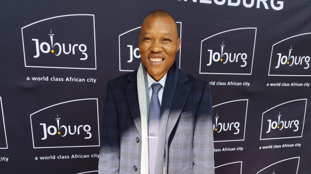 Le maire de Johannesburg, Kabelo Gwamanda, a démissionné après moins de quinze mois en poste, marquant l'arrivée imminente d'un huitième maire en cinq ans pour la métropole sud-africaine.