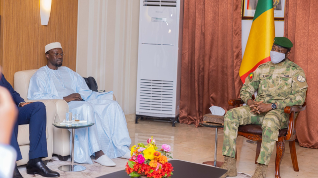 Le Premier ministre sénégalais Ousmane Sonko a plaidé pour une coopération renforcée entre le Sénégal et le Mali, lors d'une rencontre avec le chef de la junte malienne, le colonel Assimi Goïta.