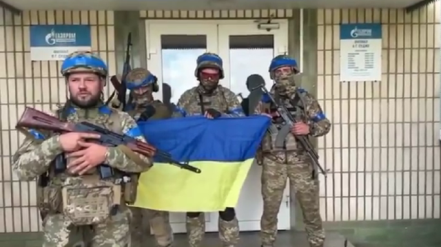 Des soldats ukrainiens prenant le contrôle des installations de Gazprom à Soudja, le seul point de passage du gaz russe en Ukraine, le 9 août 2024.