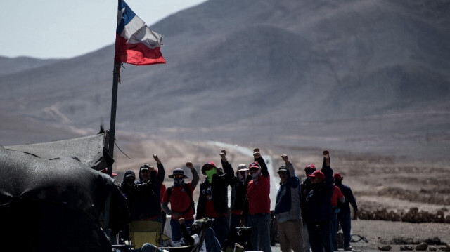 Des mineurs en grève de la mine de cuivre d'Escondida bloquent une route à environ 145 km au nord-est d'Antofagasta, au Chili, le 8 mars 2017.