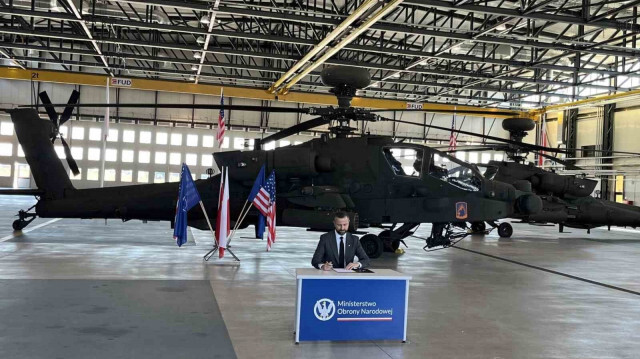 Signature du contrat de 10 milliards de dollars pour l'achat de 96 hélicoptères Apache, à Varsovie, le 13 août 2024.