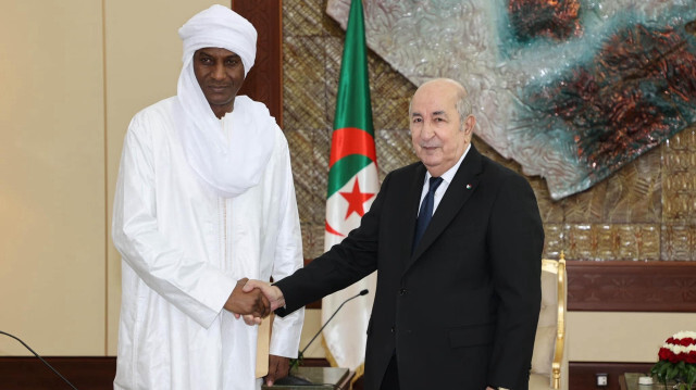 Lors de sa visite à Alger, le Premier ministre nigérien Ali Mahamane Lamine Zeine (G) a rencontré le président Abdel Madjid Tebboune (D), où ils ont réaffirmé leur engagement à renforcer la coopération bilatérale, en matière de sécurité, de développement et d'économie.