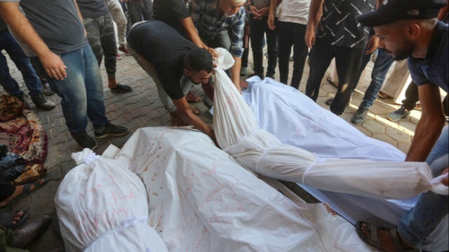 Les corps des Palestiniens tués à la suite des attaques israéliennes sur le camp de réfugiés d'Al-Maghazi ont été transférées à la morgue de l'hôpital des Martyrs d'Al Aqsa, avant leur inhumation à Deir Al Balah, à Gaza, le 14 août 2024.