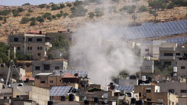 Des volutes de fumée se dégagent lors d'un raid des forces israéliennes dans la ville de Tubas, en Palestine occupée.