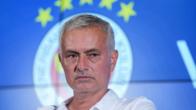 José Mourinho, l'entraîneur de Fenerbahçe, affiche sa déception après l'élimination suite au match nul 1-1 concédé dans le match retour du 3e tour de qualification de la Ligue des champions face à Lille, le 13 août 2024 à Istanbul.

