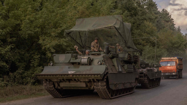 Des soldats ukrainiens à bord d'un véhicule militaire blindé dans la région de Soumy, près de la frontière avec la Russie, le 13 août 2024.