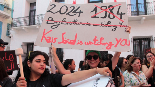 Des militantes féministes tunisiennes protestent lors d'un rassemblement à l'occasion de la Journée nationale de la femme, appelant à la libération des femmes détenues pour avoir critiqué le président du pays, devant le siège de l'Union générale des travailleurs tunisiens (UGTT) à Tunis, le 13 août 2024. 