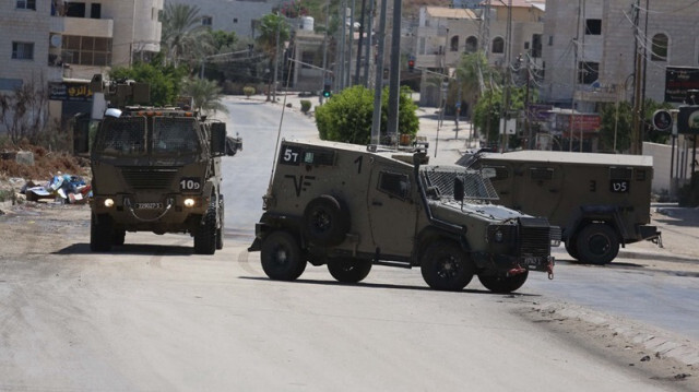 Des véhicules militaires de l'armée d'occupation israélienne lors d'un raid en Palestine occupée.