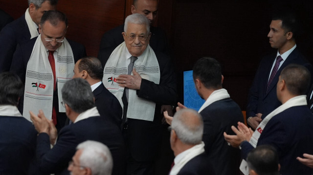 Le président palestinien Mahmoud Abbas, portant une écharpe brodée des drapeaux turc et palestinien,  lors de la Réunion extraordinaire sur la Palestine à la Grande Assemblée nationale de Türkiye à Ankara, le 15 août 2024.