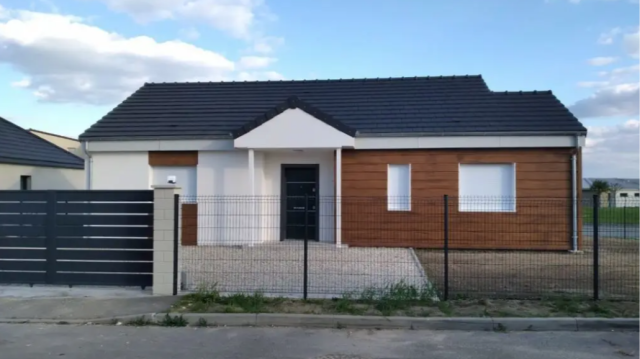 Modèle de maison en ossature d'acier construit par Karmod en France, en seulement 20 jours.