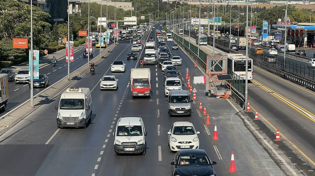 İstanbul'da metrobüs hattındaki 'Beyaz Yol' çalışması trafiği aksattı