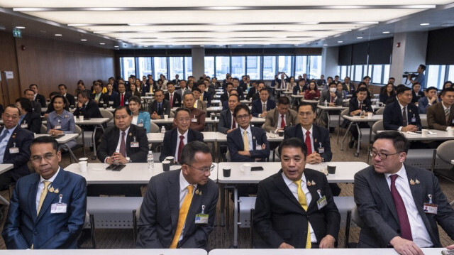 Des députés du parti Pheu Thai assistant à une réunion pour décider du candidat au poste de premier ministre au parlement de Bangkok, le 15 août 2024.