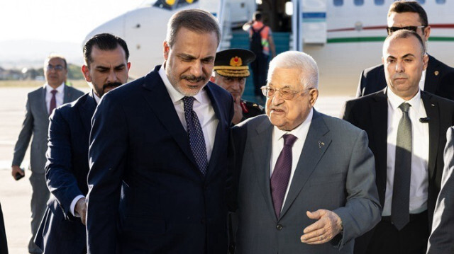 Le ministre turc des Affaires étrangères, Hakan Fidan (G)  a accueilli le Président palestinien, Mahmoud Abbas (D) à l'aéroport Esenboga à Ankara, en Turkiye, le 14 août 2024.