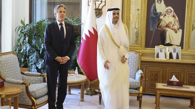 Le secrétaire d'État américain, Antony Blinken (G) et le Premier ministre et ministre des Affaires étrangères du Qatar, Cheikh Mohammed bin Abdulrahman Al-Thani (D)