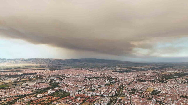 Bolu'daki orman yangınının dumanı Eskişehir'e ulaştı.