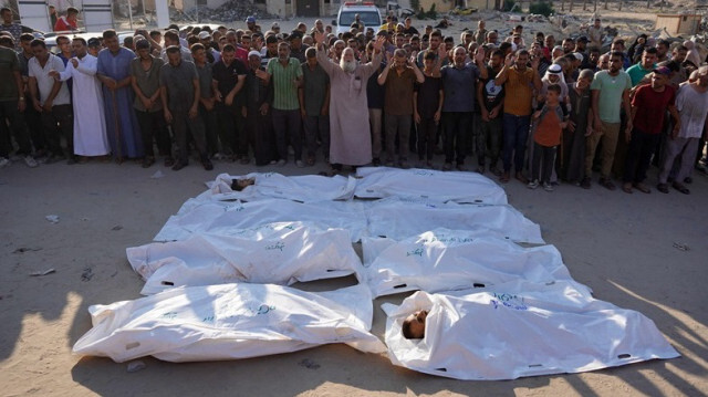 Les Palestiniens récitant une prière sur les corps des Palestiniens tuées dans les bombardements israéliens, à l'hôpital Nasser à Khan Younès dans le sud de la bande de Gaza.