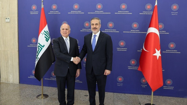 Le ministre turc des Affaires étrangères, Hakan Fidan (D) rencontrant le vice-premier ministre et ministre des Affaires étrangères irakien, Fouad Hussein (G) à Ankara, en Turkiye, le 15 août 2024.