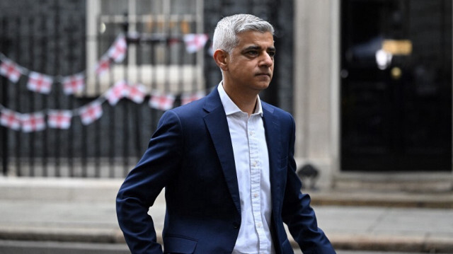 Le maire de Londres, Sadiq Khan, quittant la première réunion de table ronde entre le Premier ministre britannique et les maires régionaux d'Angleterre au 10 Downing Street à Londres, le 9 juillet 2024.  