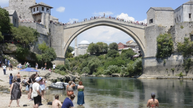 Les Bosniaques se baignant en dessous du pont de Mostar, en Bosnie-Herzégovine.