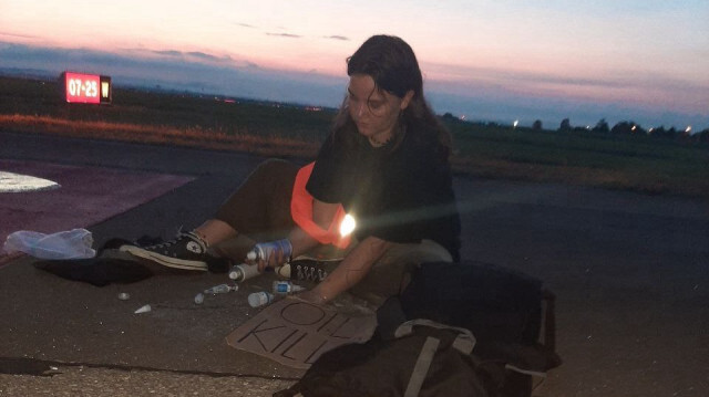 Une activiste pour le climat bloquant le tarmac de l'aéroport de Berlin, le 15 août 2024.