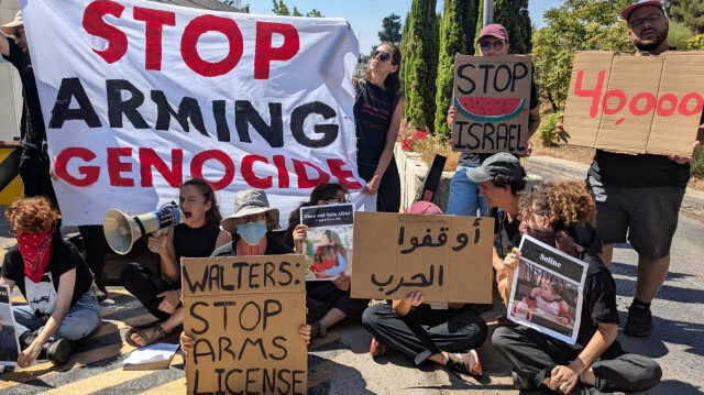 Des militants de la gauche israélienne membres du collectif Jerusalem Free manifestent devant le consulat britannique de Jérusalem.