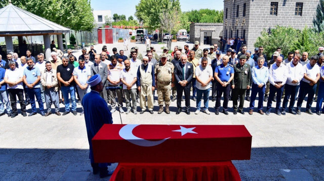 Diyarbakır'da hayatını kaybeden Kore Gazisi Aziz Gönülalan son yolculuğuna uğurlandı. 