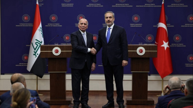 Le ministre turc des Affaires étrangères, Hakan Fidan (D) et le vice-premier ministre et ministre des Affaires étrangères irakien, Fuad Hussein (G) lors d'une conférence de presse conjointe à Ankara en Turkiye, le 15 août 2024.