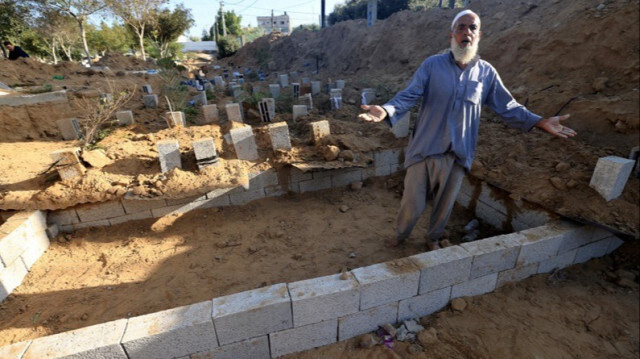 Saadi Hassan Barakeh, 63 ans, fossoyeur palestinien au cimetière de Deir Al-Balah, dans le centre de la bande de Gaza, le 16 août 2024.