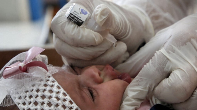 Un employé de l'UNRWA administre des vaccins contre la polio et le virus Rota aux enfants dans une clinique du camp de réfugiés de Bureij, au centre de la bande de Gaza, le 9 septembre 2020.