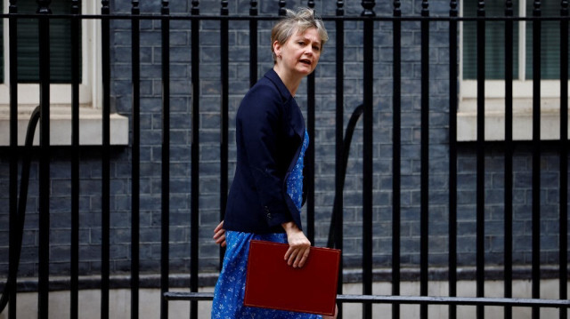 La ministre de l'Intérieur britannique, Yvette Cooper, quitte le 10 Downing Street à Londres le 6 août 2024. 