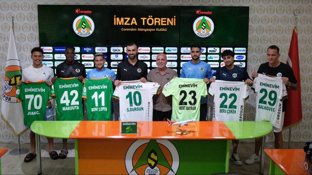 Alanyaspor'da yeni transferler için imza töreni organize edildi.