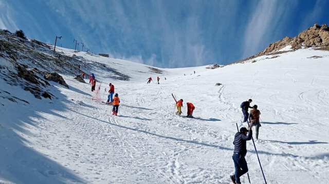 Afriski, la seule station de ski au sud de l'Afrique, attire les amateurs de neige malgré des coûts prohibitifs et des défis logistiques liés à la production de neige artificielle.