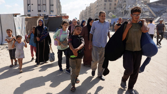 Des Palestiniens fuient le quartier résidentiel Hamad et ses environs à Khan Younès, dans le sud de la bande de Gaza.