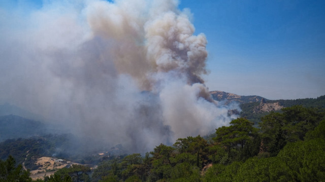 Bazı illerde çıkan yangınlara TSK helikopterleri de müdahale ediyor.