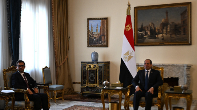 Le président égyptien Abdel Fattah al-Sisi rencontre le ministre français des Affaires étrangères Stéphane Sejourne (G) au Caire le 17 août 2024.