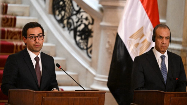 Le ministre égyptien des Affaires étrangères Badr Abdelatty et son homologue français Stéphane Sejourne (G) participent à un point de presse après leur rencontre au Caire le 17 août 2024. 