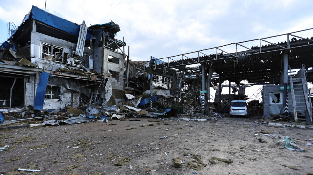 Cette photographie prise le 16 août 2024, lors d'une tournée des médias organisée par l'Ukraine, montre un poste frontière détruit près de la ville russe de Sudzha, contrôlée par l'Ukraine, dans la région de Koursk, dans le cadre de l'invasion russe en Ukraine. Kiev a déclaré le 16 août 2024 que son incursion en territoire russe avait progressé, affirmant qu'elle visait à forcer la Russie à négocier des conditions "équitables", alors que les troupes de Moscou ont annoncé de nouveaux gains dans l'est de l'Ukraine. Deux ans et demi après l'invasion de l'Ukraine par la Russie, les troupes de Kiev ont lancé, le 6 août 2024, une contre-offensive majeure dans la région russe de Koursk, faisant fuir plus de 120 000 personnes.