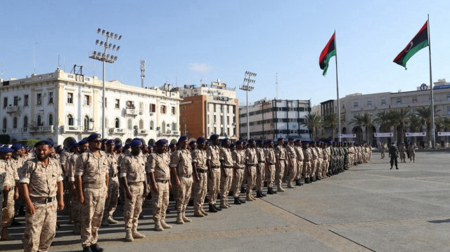 Des soldats libyens participent à une parade militaire marquant le 82e anniversaire de l'armée libyenne, dans la capitale Tripoli, le 9 août 2022.  